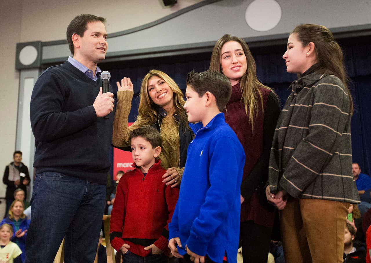 Rodeado de su familia, Rubio se prepara para ser piñata del debate de New Hampshire