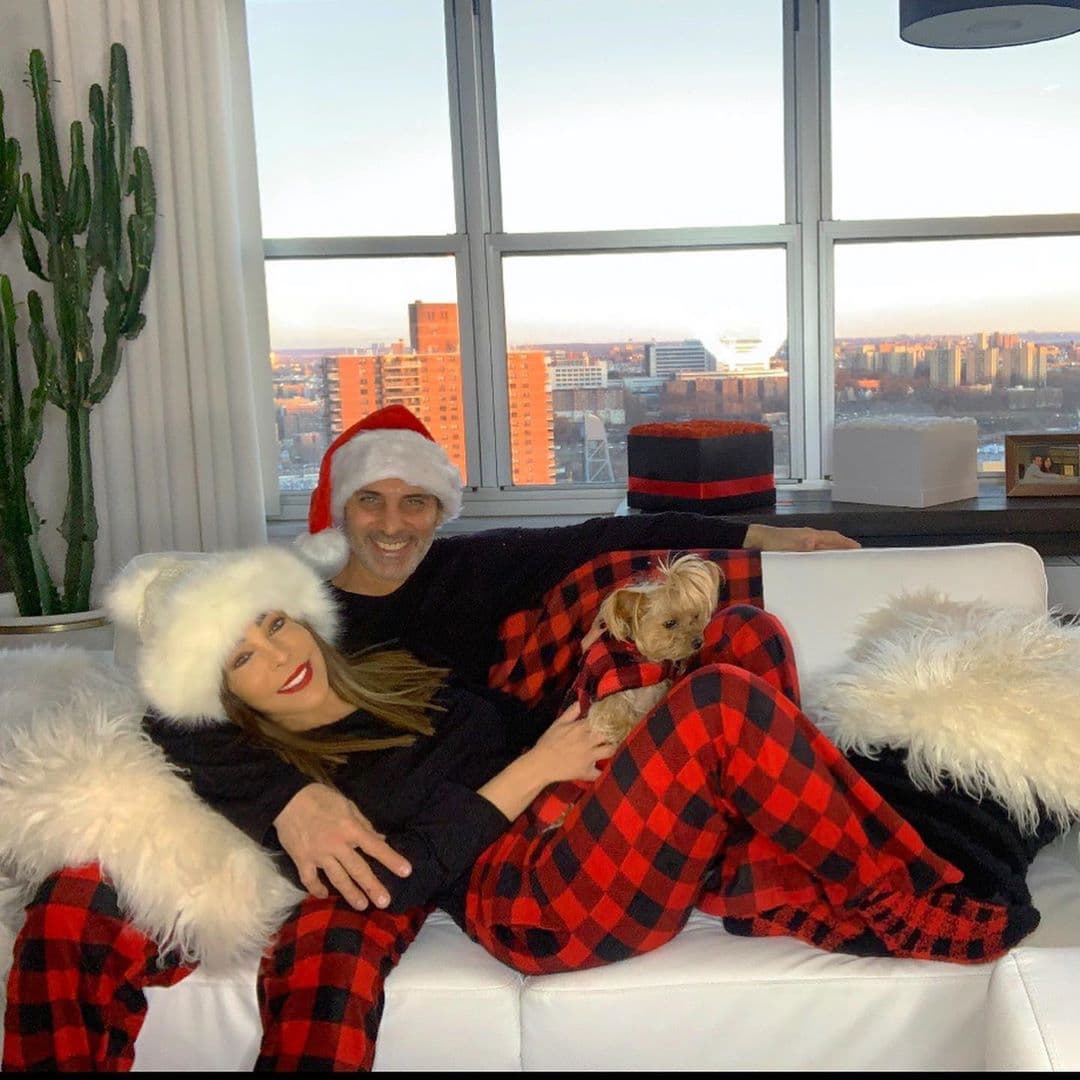 Mientras que Gelena Solano deseó, a través de sus redes sociales, prosperidad y amor. En la imagen posa junto a su esposo Steve y su perrita Chanel.