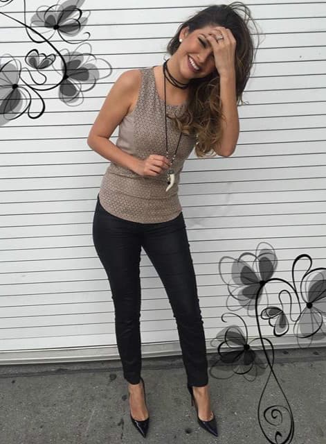 Luce un atuendo súper casual y dale un toque femenino con accesorios.