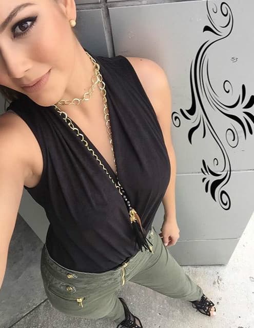 Las blusas con escote en "V" son perfectas para lucirlo con un collar.