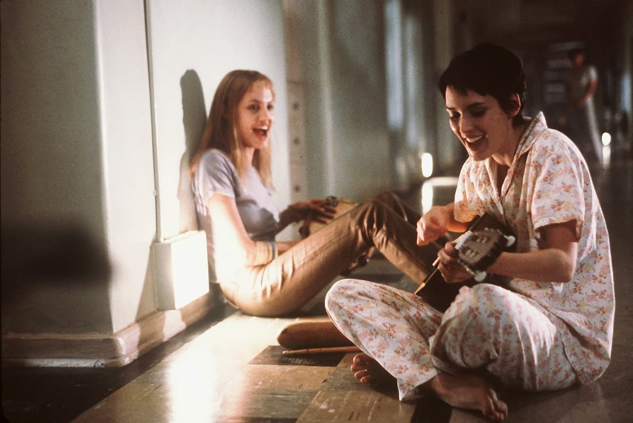 <b>‘Inocencia interrumpida’</b>
<br>A finales de los noventa también hizo la película ‘Inocencia interrumpida’, en la cual tenía el papel de Susanna Kaysen, una joven que padece un trastorno límite de la personalidad que se hace amiga de una sociópata (Angelina Jolie) en el hospital psiquiátrico de la que ambas son pacientes. Por esta película Jolie ganó un Oscar a la Mejor Actriz de Reparto.