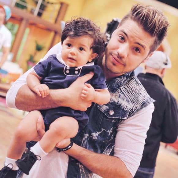 El tío William es muy juguetón y a sus pequeños sobrinos les encanta que los tenga en brazos.