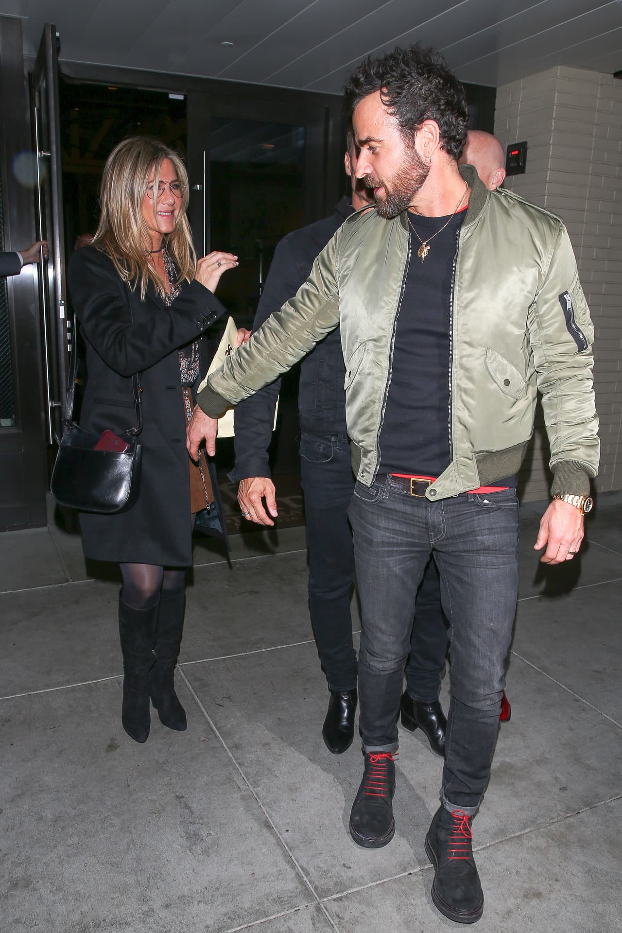 Justin al salir tomó la mano de su querida.