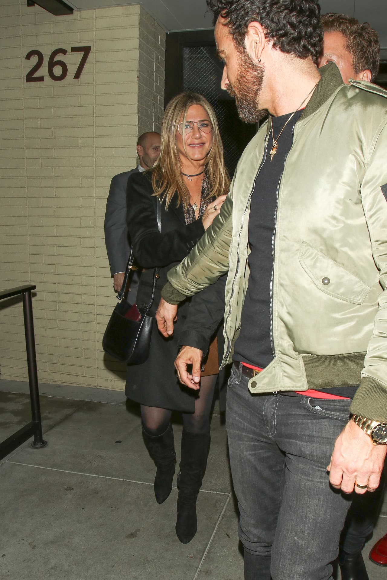 Justin Theroux consiente a Jen tras una 'date'.