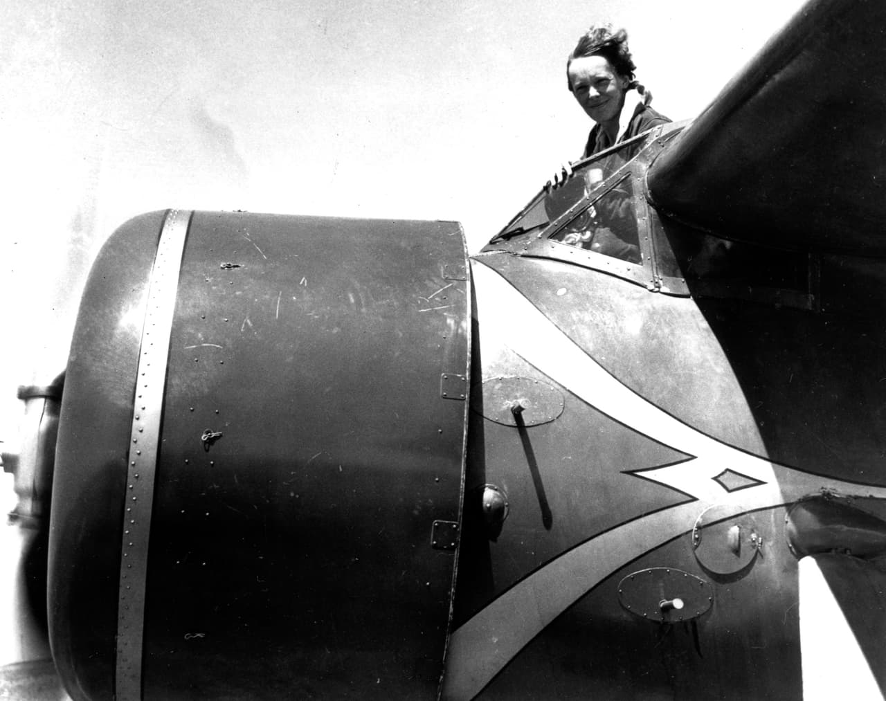 Amelia Earhart sobre el Lockheed Electra pilotaba