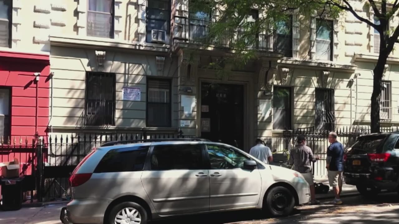 Hallan a mujer muerta con varias heridas en apartamento de Manhattan: una niña estaba con el cuerpo
