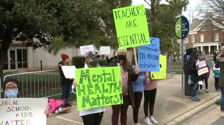 Protestan en Raleigh a favor de abrir escuelas a pesar de la pandemia