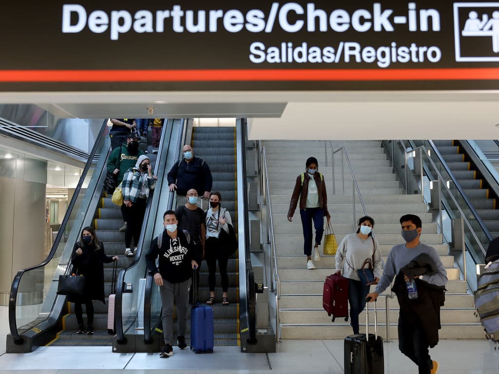 Pasajeros en el aeropuerto de Miami, Florida, este 28 de diciembre del 2021.