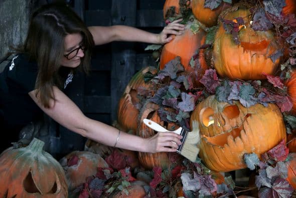 Cada uno pone su grano de arena para lograr que las decoraciones queden perfectas.