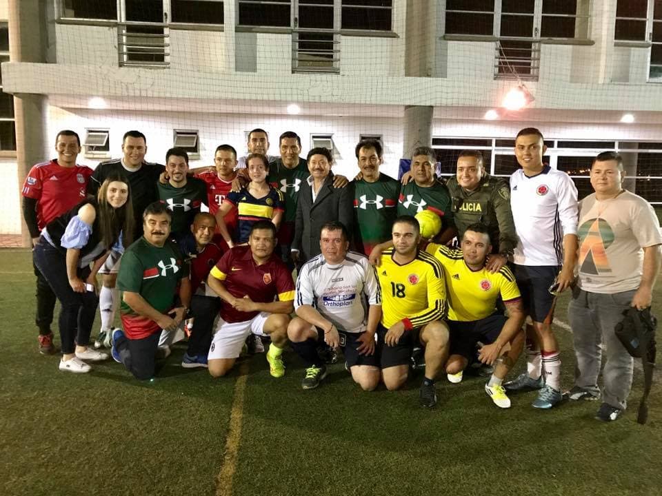 La foto del recuerdo no podía faltar y al final, el resultado del partido entre colombianos y mexicanos fue lo de menos.