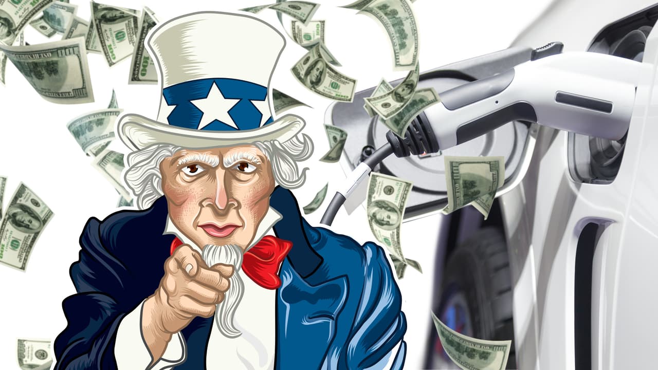 Hace más de una década el gobierno de Estados Unidos estableció por ley un 
<b>incentivo fiscal federal de 7,500 dólares</b> a fin de 
<b>estimular la compra de vehículos eléctricos</b>.
<br>
<br>Pero como nada es eterno, la ley también prevé la 
<b>desaparición progresiva</b> de la ayuda. El incentivo desaparecerá para los modelos de un fabricante en particular durante el periodo de un año, que empieza a correr al inicio del segundo trimestre calendario siguiente al momento en que ese fabricante alcance la meta de 200,000 unidades vendidas. Al inicio de dicho periodo, el monto del subsidio cae a la mitad, es decir a 3,750 dólares, por los dos trimestres siguientes. El monto del recorte fiscal se verá reducido nuevamente, esta vez al 25% del monto inicial por los dos trimestres finales, antes de desaparecer totalmente.
<br>
<br>Es por esto que desde el 1 de enero de 2019 los compradores de 
<b><a href="https://www.univision.com/noticias/tesla/tesla-recibe-2019-con-una-rebaja-general-de-precios-en-toda-su-linea" target="_blank">modelos de Tesla</a></b>, compañía que alcanzó sus primeros 200,000 autos vendidos en el segundo trimestre de 2018, no podrán aprovechar la totalidad del subsidio. Sin embargo, los compradores de estos
<b> modelos</b> 
<b>de otras marcas</b> aún pueden optar por el crédito fiscal de 7,500 dólares.