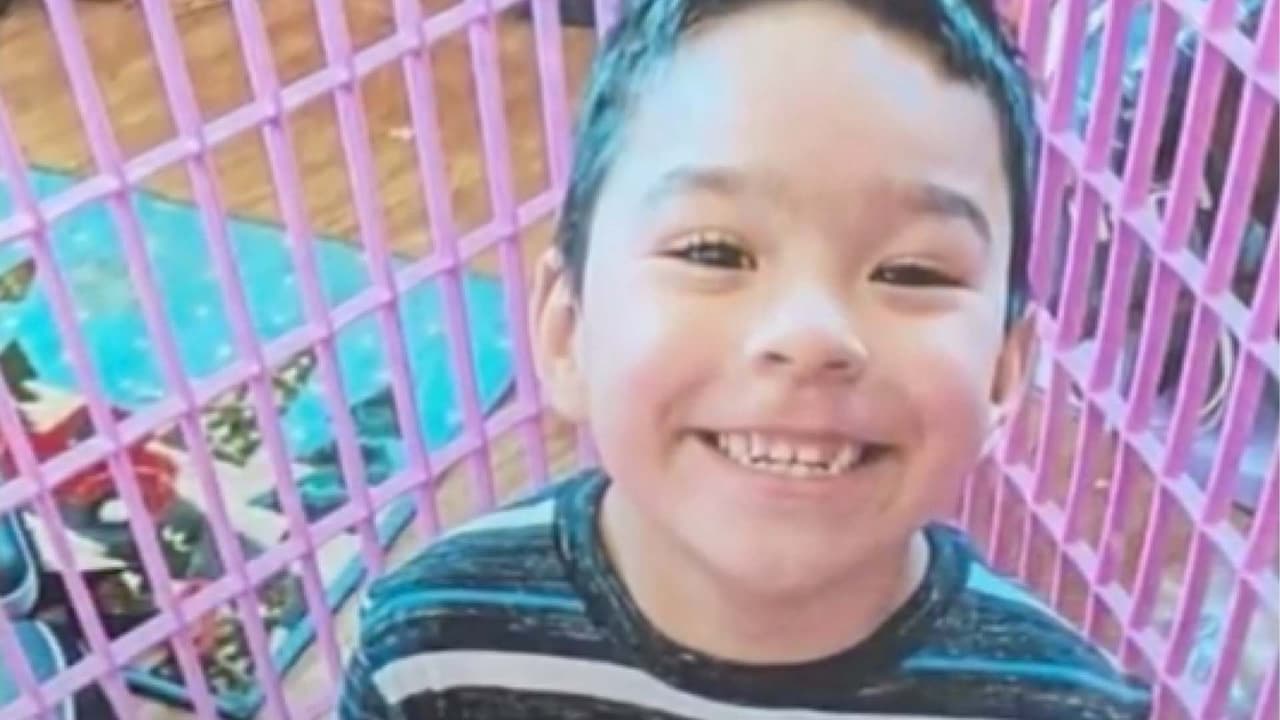 Niño de 7 años muere de hambre tras estar encerrado durante un mes; acusan a la novia del padre