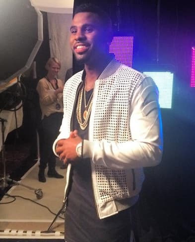 Jason Derulo se dejó ver muy sexy antes de arrancar su número musical.