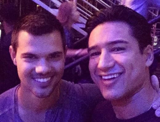 ¡Par de galanes! Taylor Lautner posó al lado de Mario Lopez.