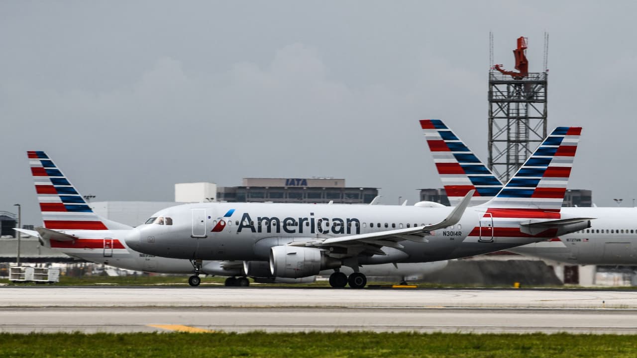 American Airlines cancela decenas de vuelos diarios hasta julio por "escasez de mano de obra" y alta demanda