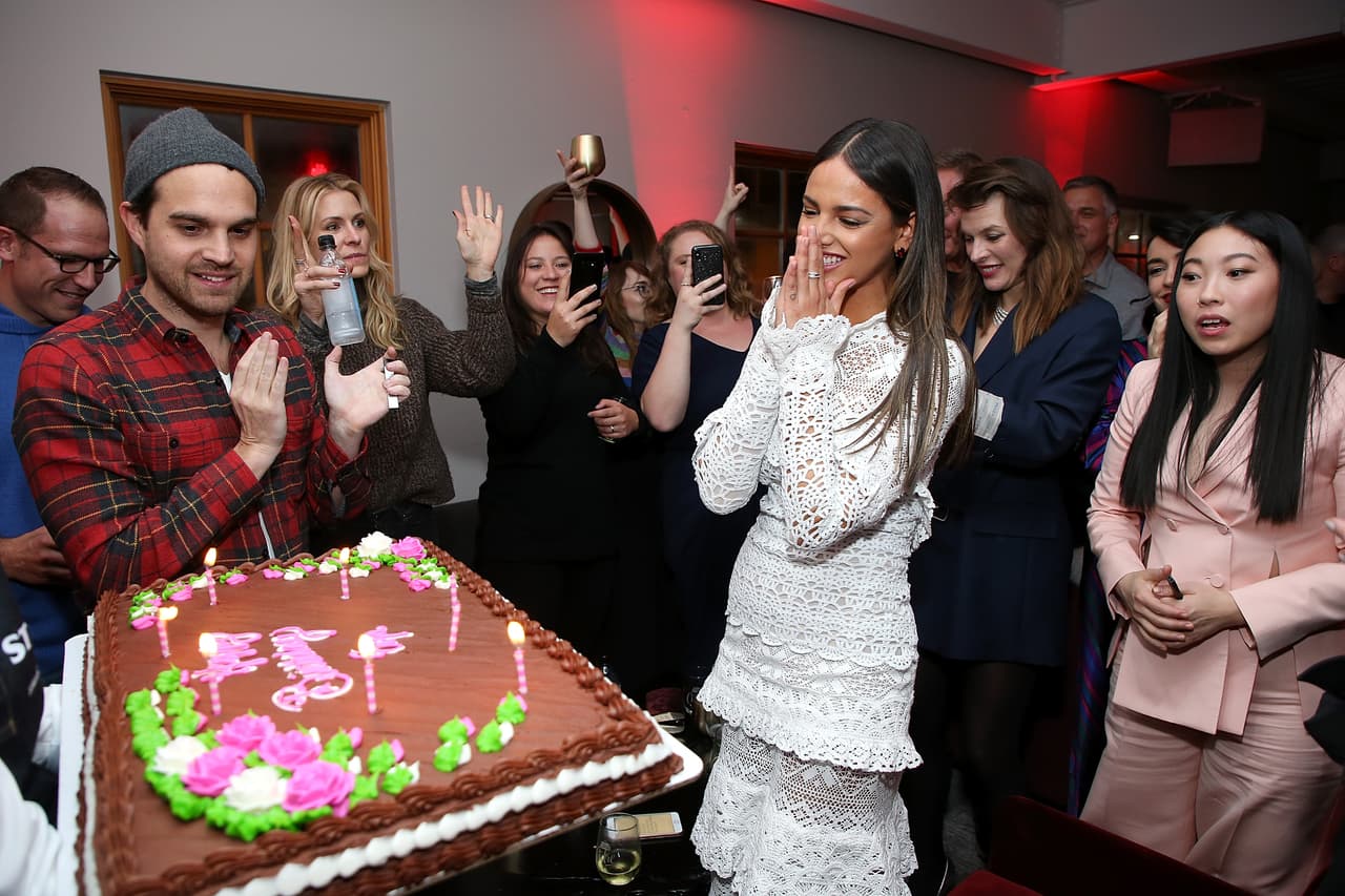 El pasado 27 de enero la actriz se encontraba promocionando su nueva película ‘Fantasy Hills’, en el Sundance Film Festival, y fue sorprendida por sus coestrellas, quienes planearon una pequeña fiesta para comenzar la celebración de su cumpleaños.