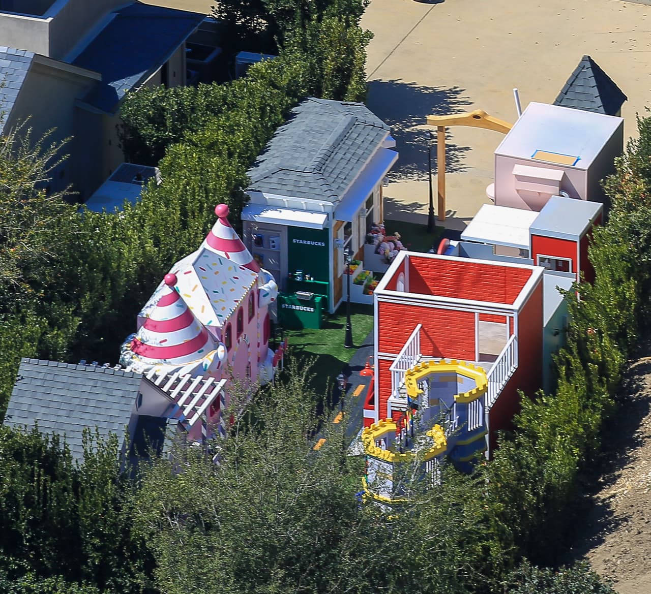 Por si surgiera alguna emergencia, cuentan hasta con una estación de bomberos.