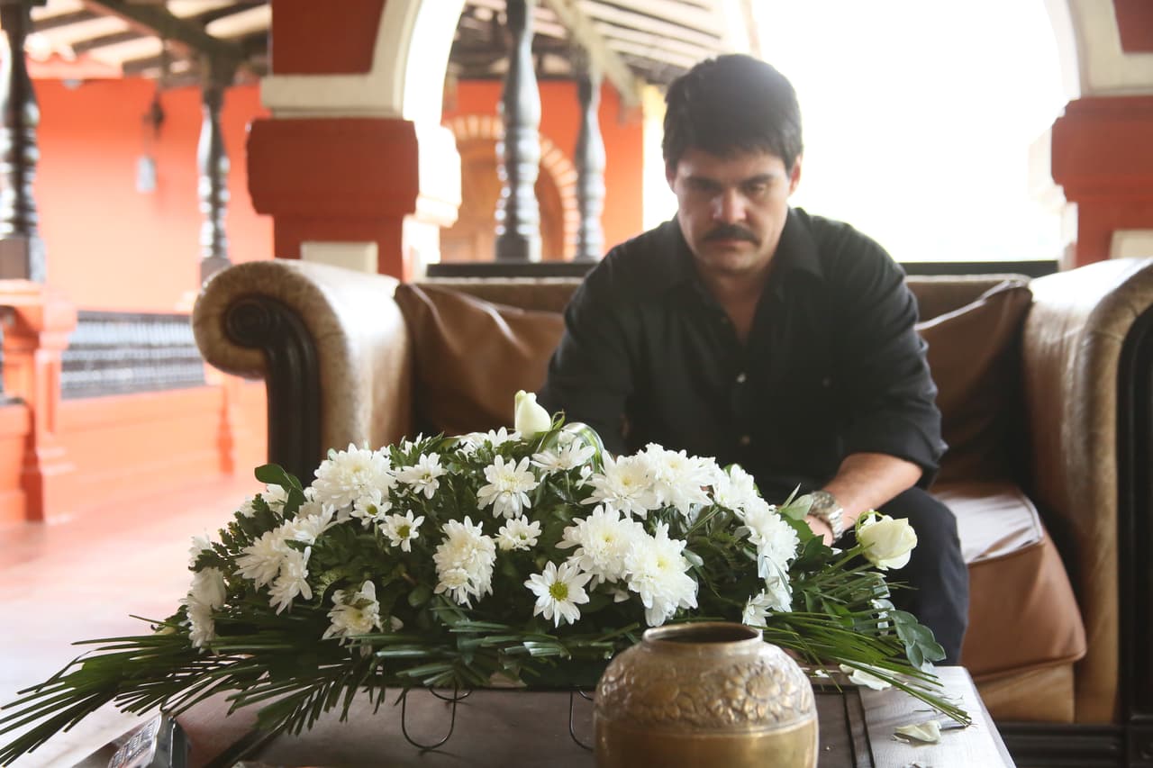 '
<b><a href="http://www.univision.com/series/el-chapo-english" target="_blank">El Chapo</a></b>' suffered in the flesh the pain of losing a loved one. Raciel Cárdenas and ‘El Chente’s vengeance against ‘
<b><a href="http://www.univision.com/series/el-chapo/marco-de-la-o-is-joaquin-el-chapo-guzman-in-el-chapo" target="_blank">El Chapo</a></b>’ was cold blooded. 
<b><a href="http://www.univision.com/series/el-chapo/el-chapo-el-chapos-brother-was-murdered-in-the-revenge-of-chente-and-raciel-scene-of-the-day-video" target="_blank">The victim? His brother</a></b>.