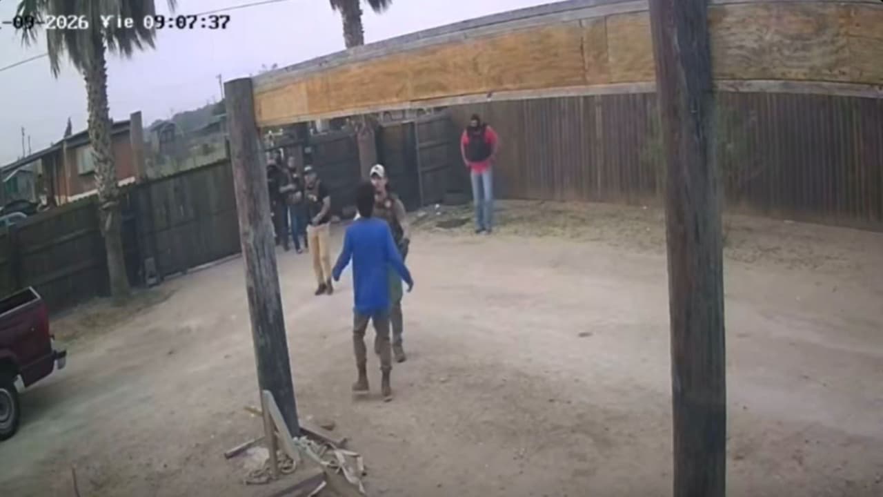 Captan a agentes de ICE saltando una barda para entrar a una casa en Donna y detener a uno