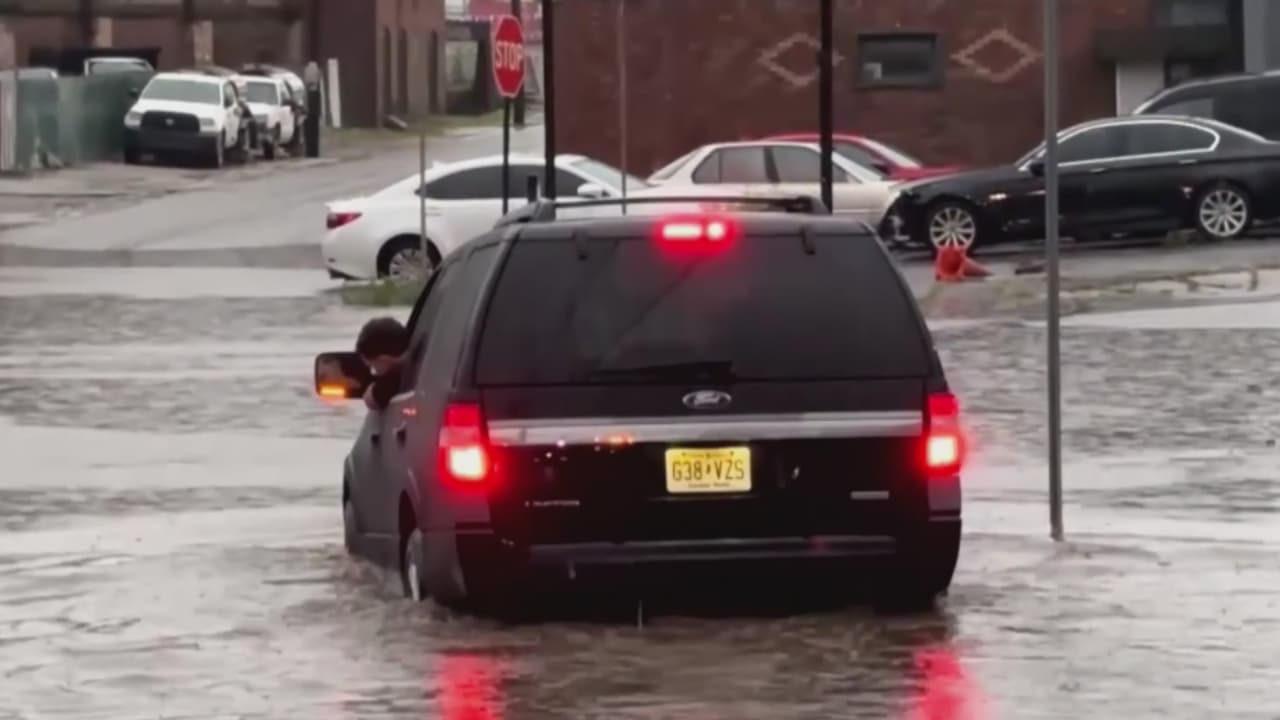 Fuertes lluvias en Nueva Jersey dejan viviendas inundadas, autos atrapados y árboles caídos