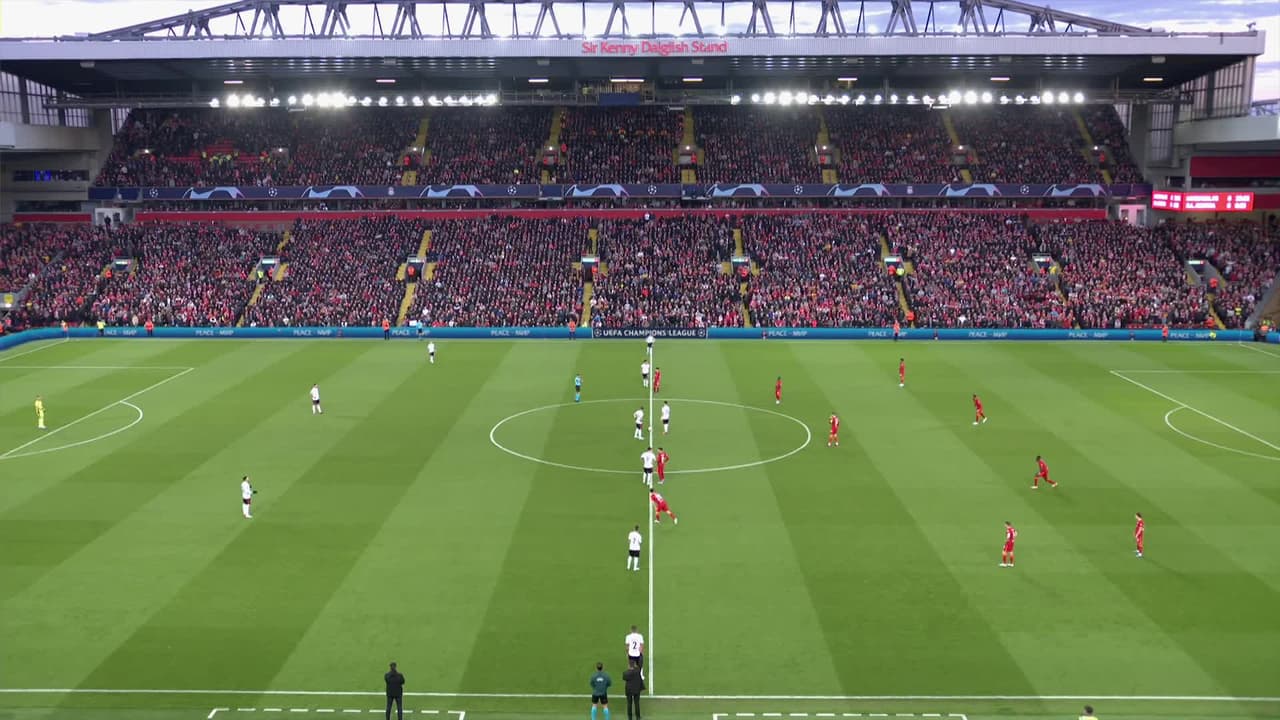 Arranca el partido y la pelota está en juego.