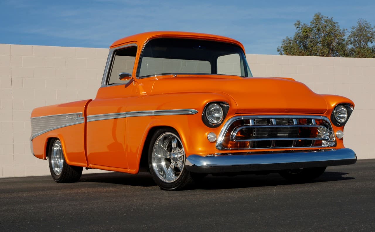 <b>Chevrolet Cameo 1957</b>
<br>Vendida por
<b> 159,500 dólares</b>
<br>Hace una década fue subastada por esa cantidad en Scottsdale, Arizona. Esta pickup destaca por su motor Chevy de los nada despreciables 500 caballos de fuerza, una transmisión 400 con electric Overdrive, dirección asistida y frenos de disco. Sus vestiduras son completamente en piel, agrega un equipo de aire acondicionado vintage y uno de audio de 400 watts.
