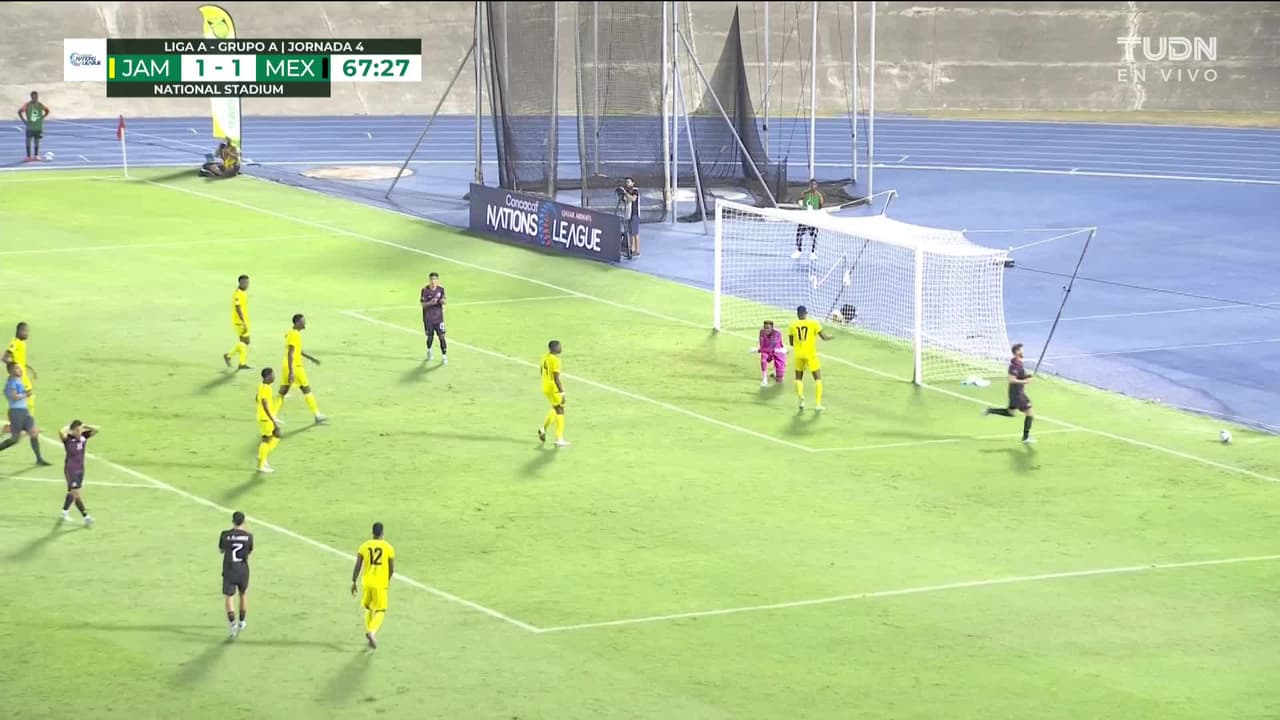 ¡TIRO ATAJADO! disparo por Diego Lainez.