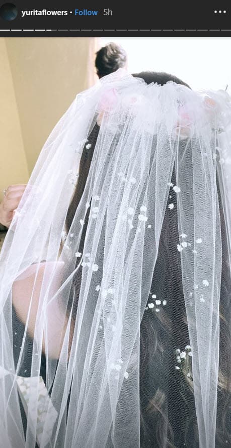 A través de sus historias de Instagram,
<b><a href="https://www.univision.com/famosos/pepe-aguilar-se-conmovio-tanto-al-ver-a-yuridia-sufriendo-que-le-manda-decir-que-te-valga-madre-no-pasa-nada-video">Yuridia</a></b> compartió imágenes previas de su llegada al altar.