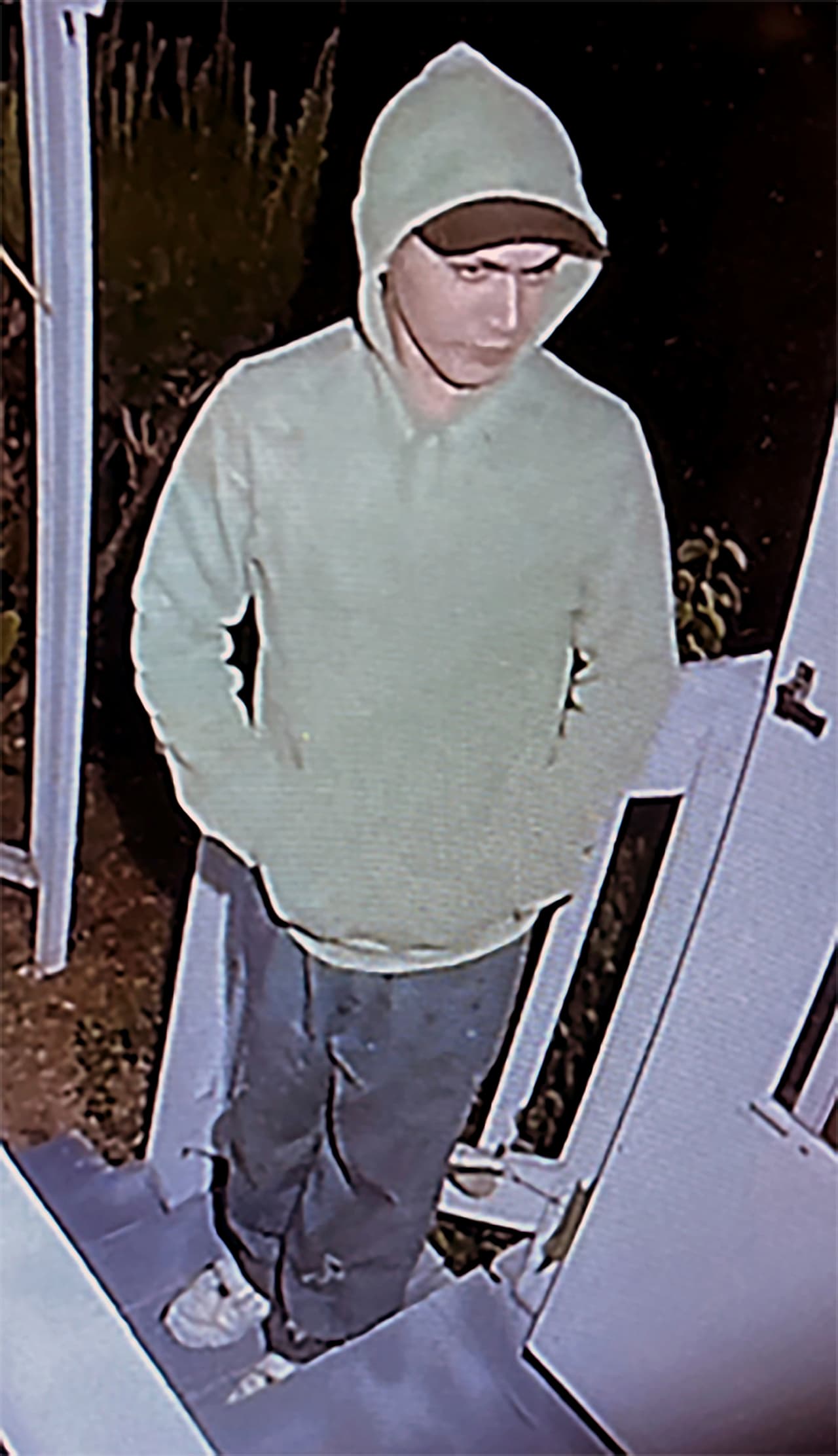 Condujo varias millas al norte e intentó buscar ayuda con excompañeros de trabajo. La policía teme que esté buscando la manera de hacerse de otro vehículo.
<br>