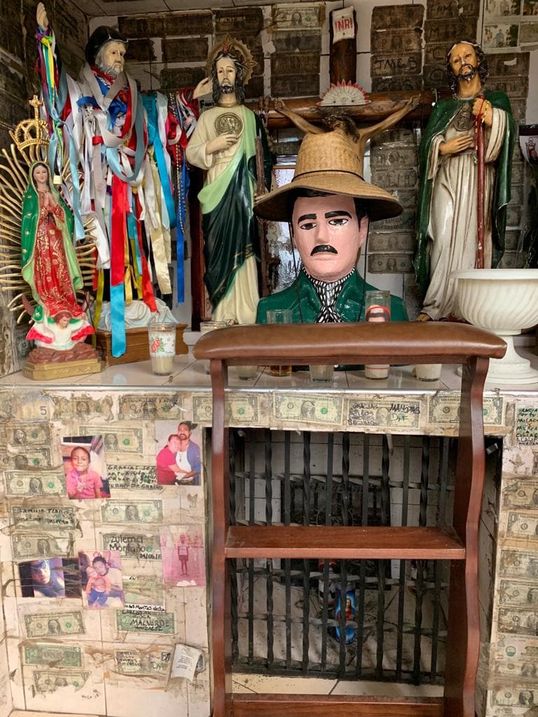 Y en su nombre agradecen milagros, dejan ofrendas en pagos por 'favores recibidos' e incluso, hasta combinan los símbolos del bien, con los del mal en una muestra de fe única.