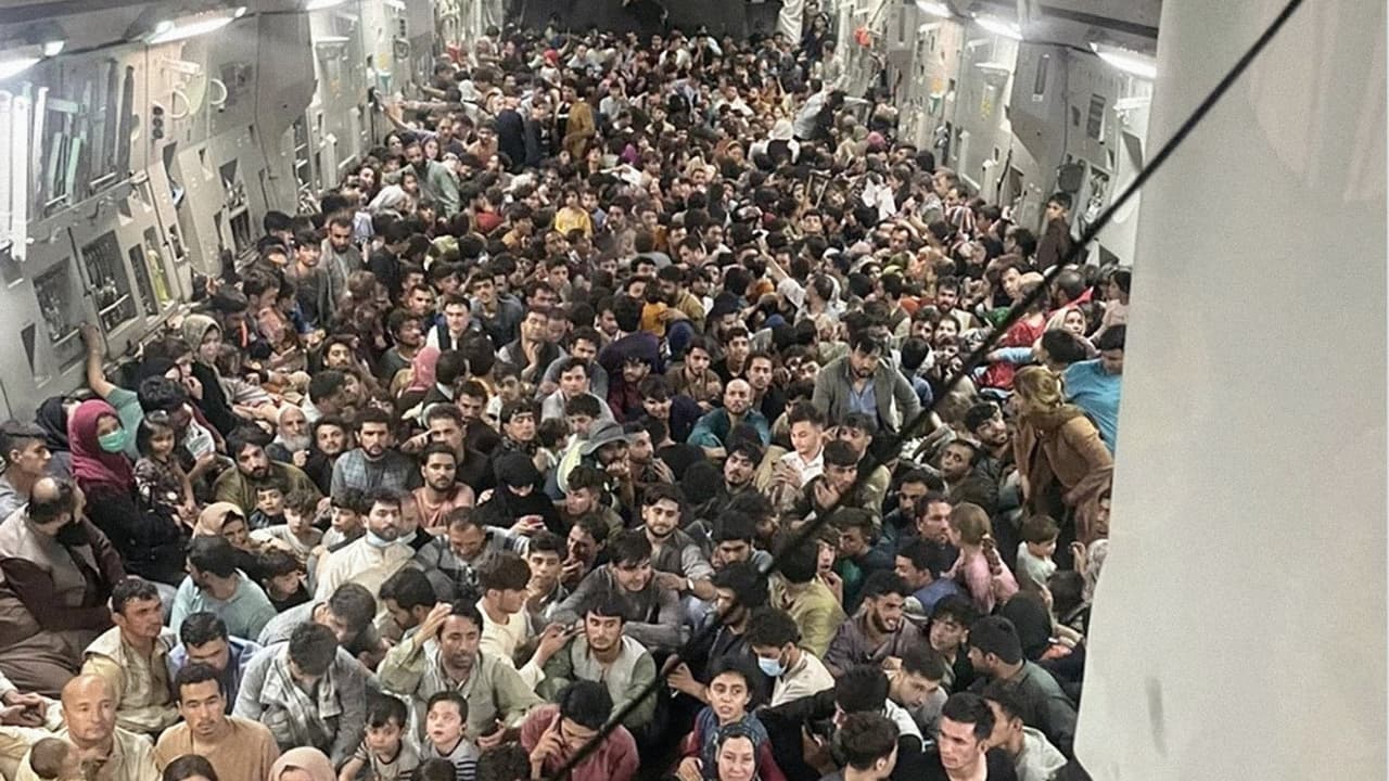 La fotografía de la desesperación: 640 personas se apretujan en un avión para huir de Kabul
