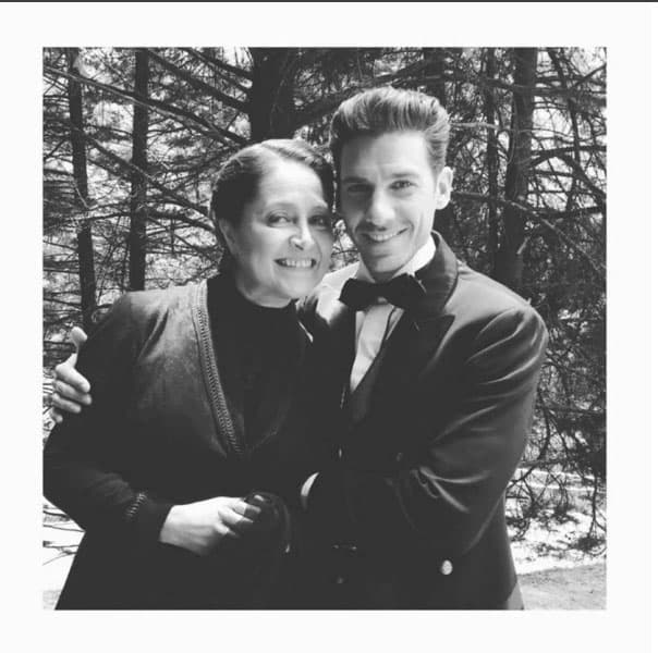 Erick Elías ha encontrado una muy buena amiga en ella.