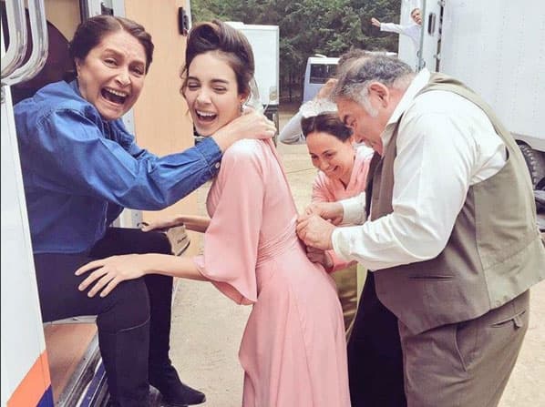 No hay ningún momento en que el elenco no se ría con sus graciosas ocurrencias.