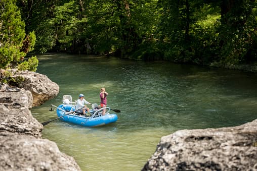 <b>Río Guadaupe | </b>Ubicado en New Braunfels, Texas, Rio Guadalupe Resort es perfecto para toda la familia. Escápese del ajetreo y el bullicio de la ciudad en una pintoresca cabaña junto al río o disfrute de la vista.