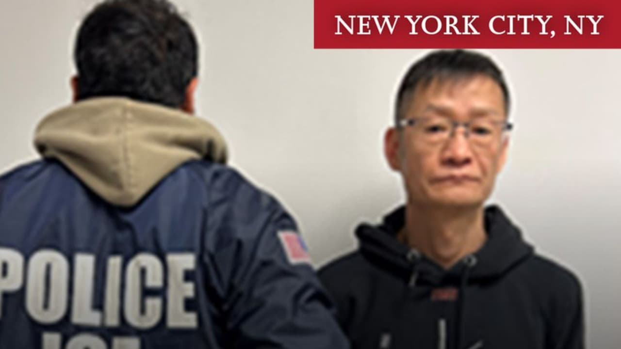 La oficina de la Ciudad de Nueva York también
<b> reportó la detención de un ciudadano chino</b> con orden final de deportación.
<br>
<br>
<b>Jia Zhun Chen, un hombre de 51 años</b> que según ICE tenía arrestos por posesión de un arma en relación con un crimen, 
<b>albergar a inmigrantes y tomar rehenes, entre otros delitos</b>.
<br>