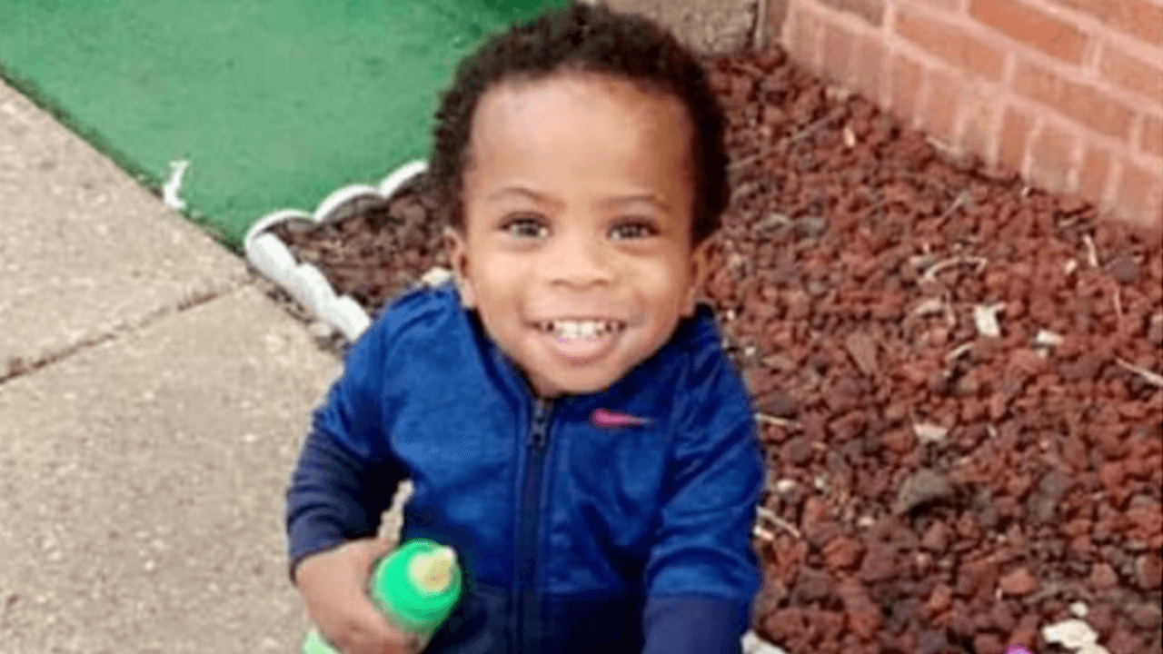 <b><a href="https://www.univision.com/local/chicago-wgbo/estamos-sepultando-nuestro-futuro-dice-alcaldesa-de-chicago-ante-muertes-de-ninos-en-balaceras" target="_blank">Sincere Gaston</a></b>, de 1 año. El sábado 27 de junio la madre del niño de 20 meses, conducía por la calle Halsted cerca de la calle 60, camino a casa desde la lavandería, con el niño en la parte trasera del carro. Otro automóvil se detuvo junto a ellos, y alguien adentro comenzó a disparar. Sincere recibió un disparo en el pecho y una bala rozó la cabeza de la madre según la policía. La madre condujo hasta el Hospital St. Bernard, donde su hijo fue declarado muerto.