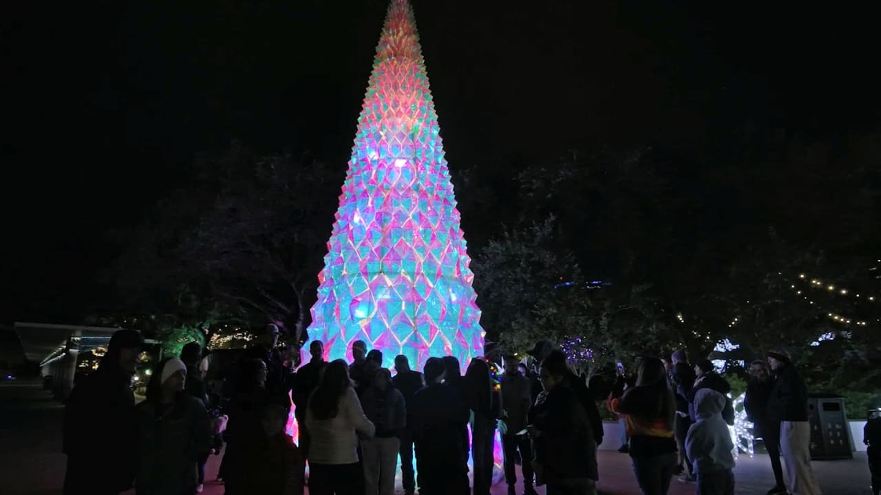 Uno de los atractivos centrales será un gran árbol de navidad de 33 pies de alto.