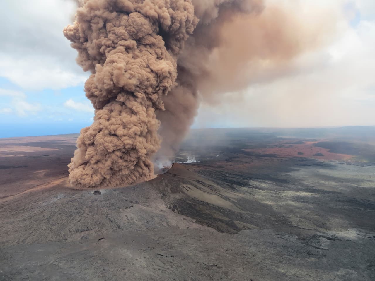 El volcán Kilauea registra una gran erupción y arroja cenizas a 30,000 pies de altura