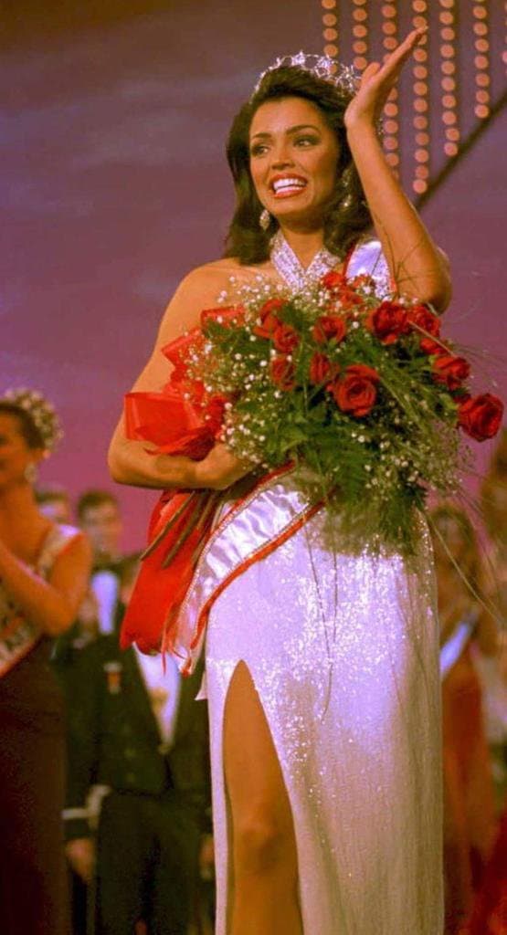 Un año más tarde, Chelsi Smith ganó el concurso de Miss Texas, así como Miss USA. Esto la llevó a participar y ganar en 1995 la corona de Miss Universo.