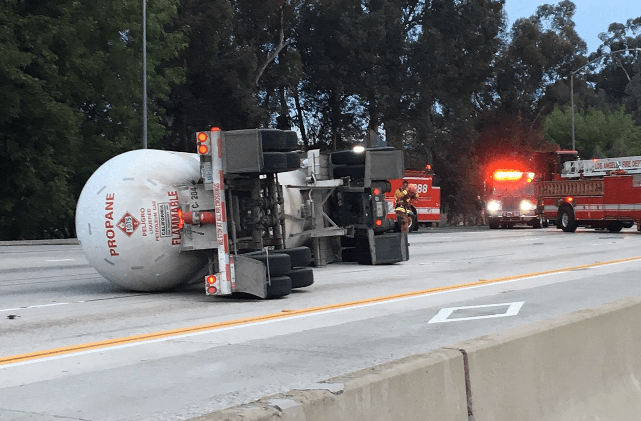 Un camión cisterna con más de 9,000 galones de propano líquido se volcó en la autopista 405 en dirección sur en Sherman Oaks, altura del boulevard Burbank.
<br>