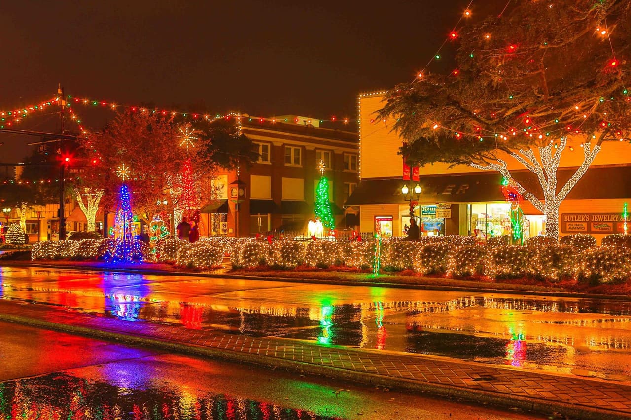 <b>Forest City Christmas</b>
<br>
<b>Fechas</b>: 23 de noviembre al 1 de enero de 2024
<br>
<b>Lugar</b>: Main Street. Forest City, NC
<br>
<b>Sitio web</b>: 
<a href="https://www.townofforestcity.com/downtown-community-development/forest-city-christmas">https://www.townofforestcity.com/downtown-community-development/forest-city-christmas</a> 
<br>
<br>Considerada como la exhibición de luces navideñas número uno cerca de Asheville, Forest City es una parada obligada para aquellos que buscan una experiencia gratuita de luces navideñas en Carolina del Norte. Más de 1 millón de luces se alinean en la histórica Main Street, y los paseos en carruajes son una forma popular de vivir el espíritu navideño.