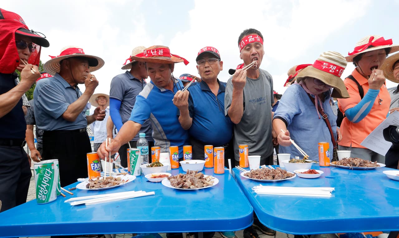La manifestación coincidió con el inicio de los tres días de la tradición que consiste en el consumo de carne de perro bajo una vieja costumbre que indica alimentarse con este tipo de animales ayuda a soportar el intenso calor del verano.
<br>