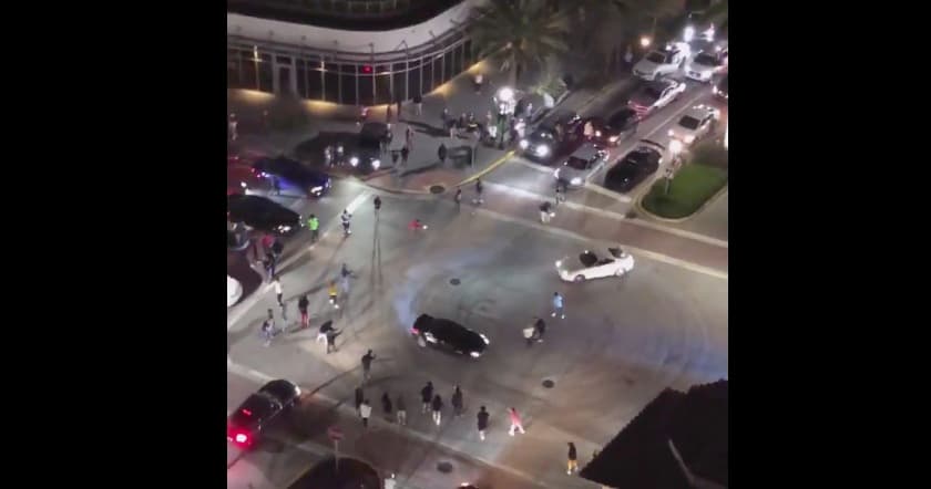 Conductores realizan peligrosas maniobras y piruetas en una concurrida esquina de Miami Beach 