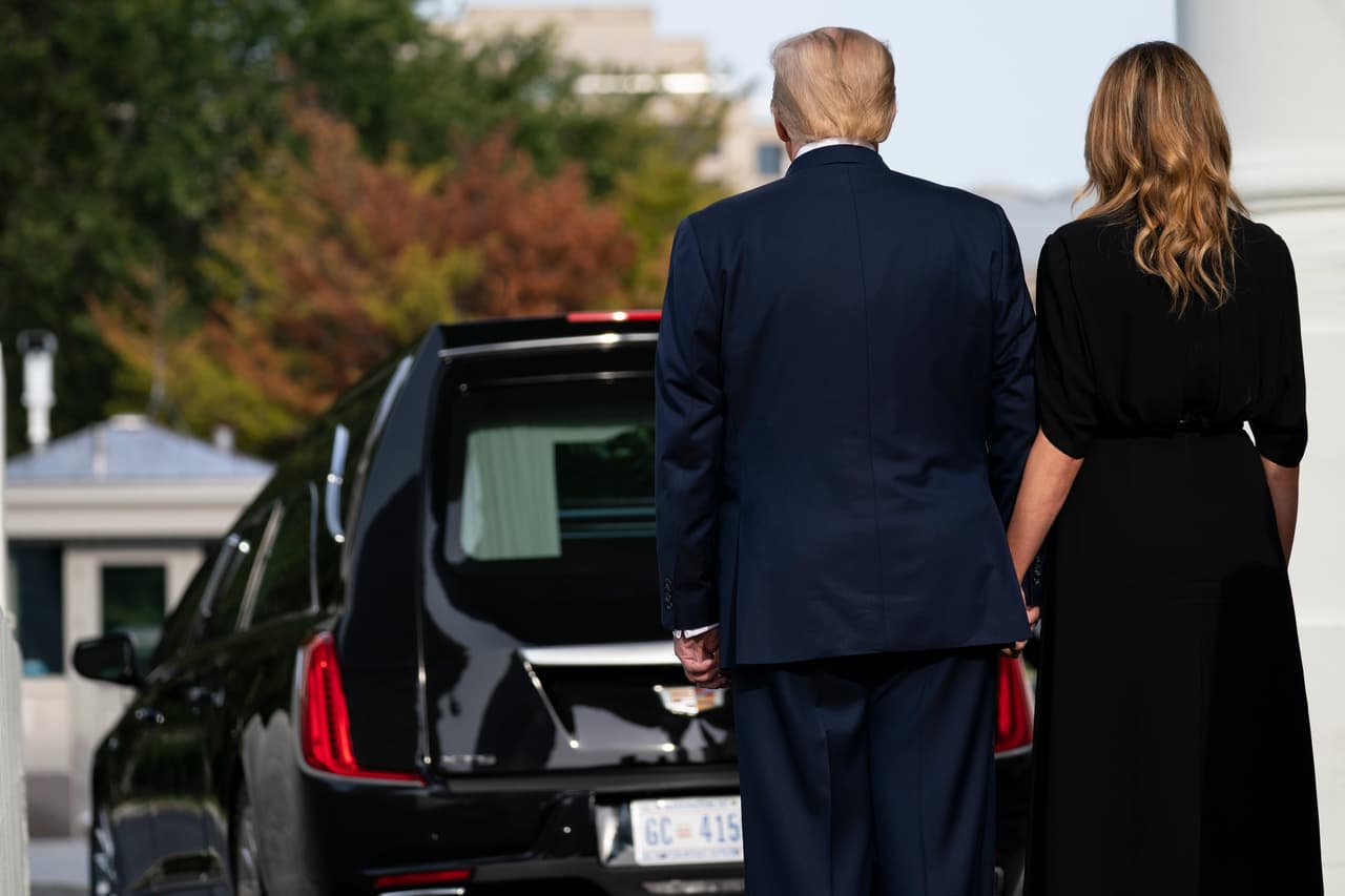 El presidente y la primera dama observan la salida del coche fúnebre de Robert Trump. En un mensaje en Twitter, el presidente
<a href="https://twitter.com/realDonaldTrump/status/1296944031264649216" target="_blank">dijo</a>: "Robert, te quiero. ¡Descansa en paz!"