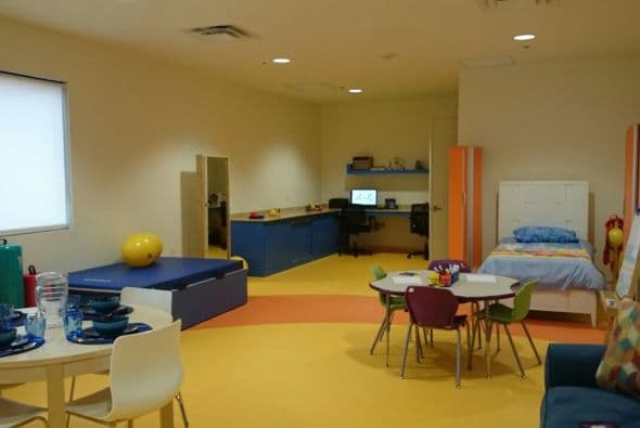 El Centro de Rehabilitación Infantil Teleton cuenta con cuartos de descanso muy bien equipados, con camas, comedor, sillones, computadoras y más. Además, especialistas en varias disciplinas, incluyendo nutricionistas, dan todo de sí al servicio de los pacientes.