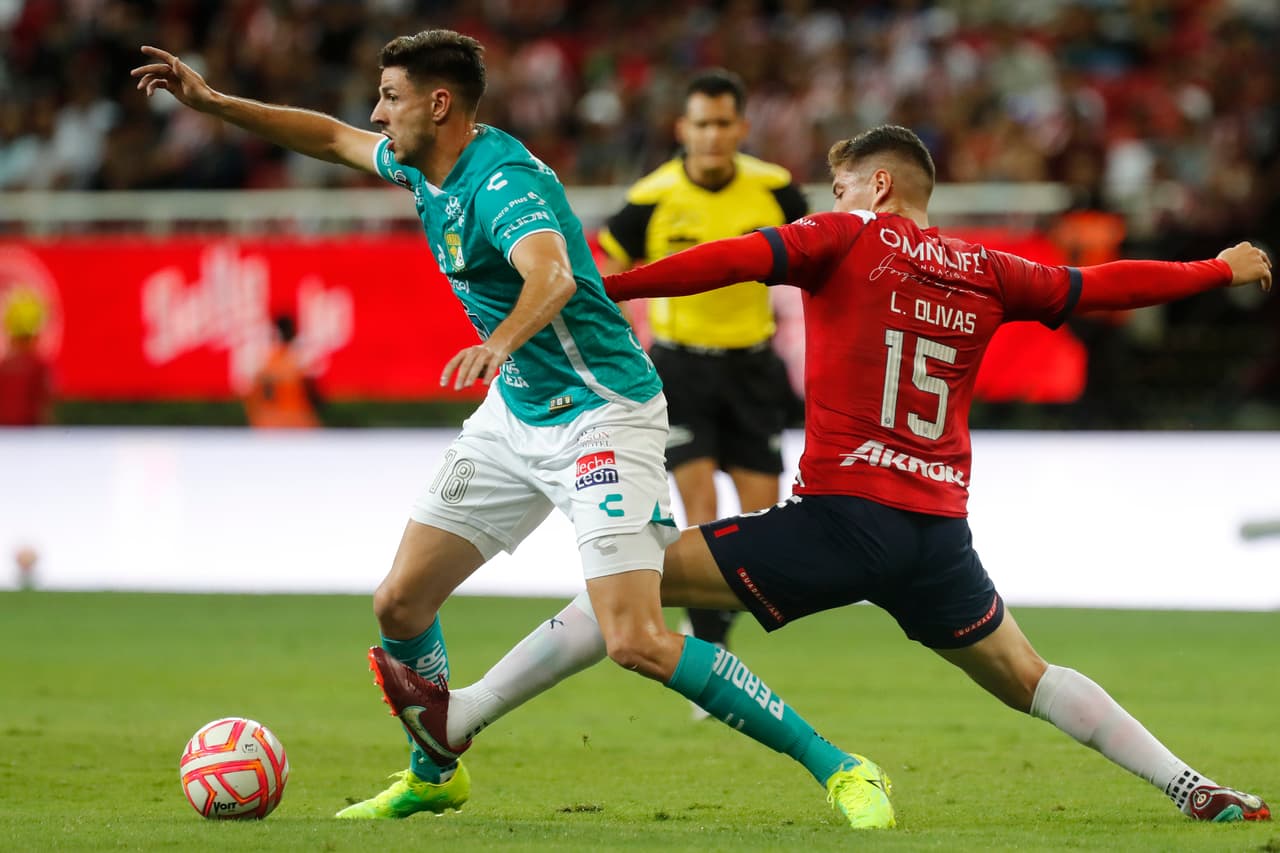 Chivas sigue sin ganar en el Apertura 2022 y ahora fue víctima de un arbitraje muy polémico y con el VAR que de poco ayudó a un partido que terminó con 10 hombres y ante un León que tampoco supo competir en los últimos minutos.