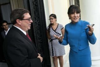 Penny Pritzker, derecha, secretaria de Comercio de Estados Unidos habla con el cancille...