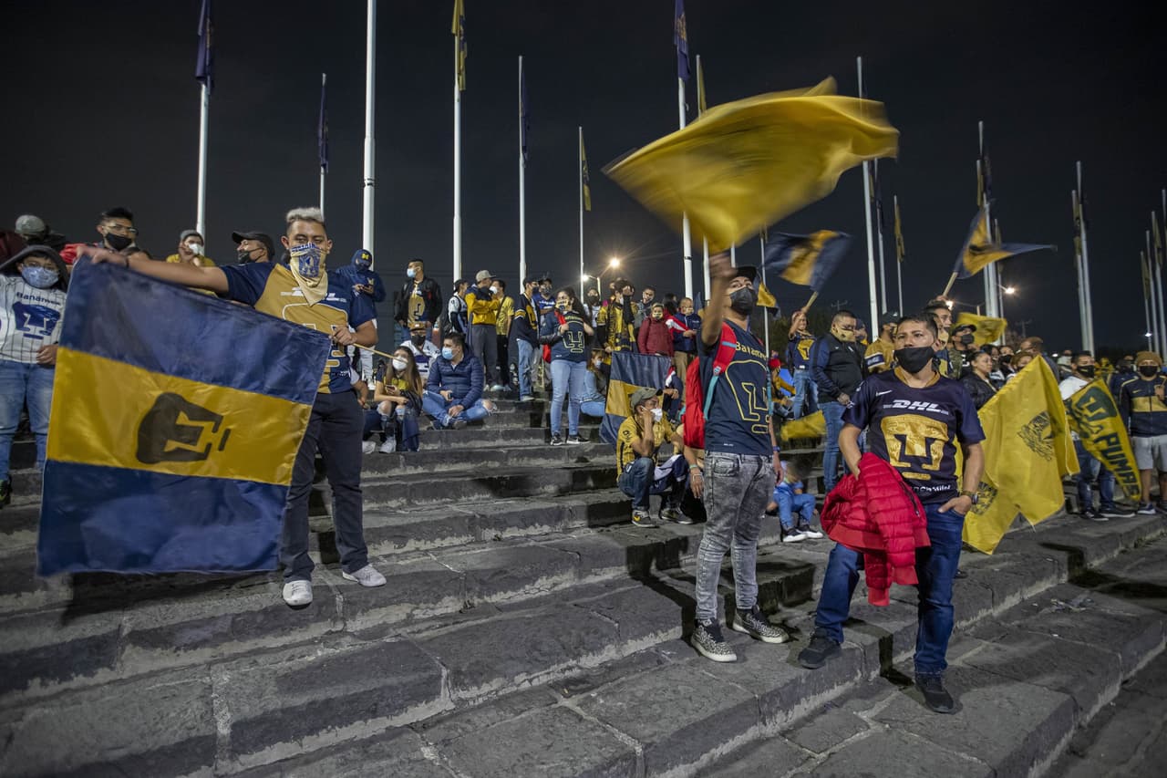 Autoridades de la Alcaldía Coyoacán resguardaron el perímetro del Estadio Olímpico Universitario horas antes del cotejo, pero nada detuvo a los hinchas auriazules para alentar a su escuadra en el primer episodio de la Gran Final del Guard1anes 2020.