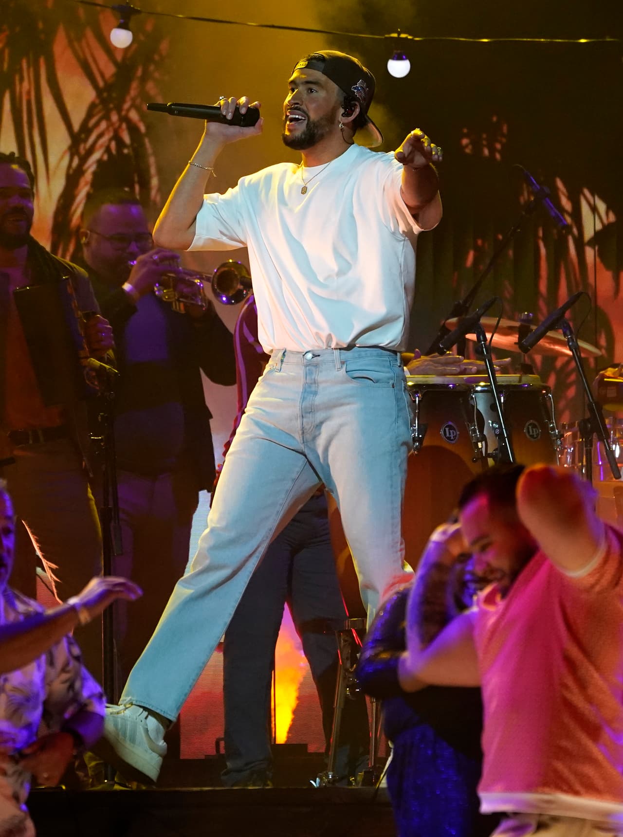 <b><a href="https://www.univision.com/shows/despierta-america/bad-bunny-chiquis-rivera-marco-antonio-solis-y-mas-latinos-que-brillaron-en-los-grammy-2023-video" target="_blank">El puertorriqueño Bad Bunny</a></b> puso el acento latino al arranque de la edición 65 de este domingo 5 de febrero.
<br>