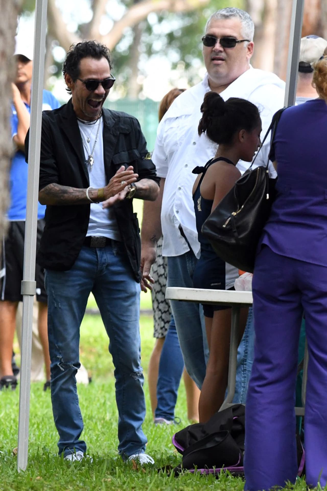 Y Marc Anthony no se quedó atrás. El cantante de 51 años estaba 
<b><a href="https://www.univision.com/entretenimiento/marc-anthony-se-pinta-las-unas-con-su-hija">gozando y aplaudiendo a Emme</a></b>.